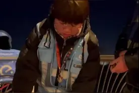 沈阳一外卖小哥疑因失恋凌晨跳桥，跳下瞬间被两名代驾司机拽回图片