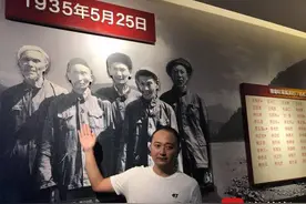 “金沙水拍云崖暖，大渡桥横铁索寒”“船老大”撑起第一杆 助红军强渡大渡河｜百年百篇图片