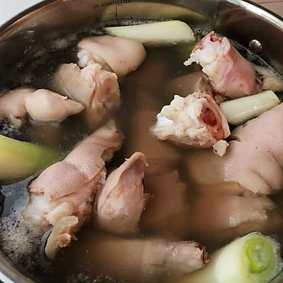 这道高压锅炖猪蹄做起来容易，吃起来上瘾