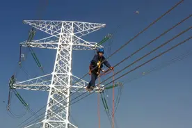 63年来杭州第一个！95后研究生小姐姐变身女飞人，攀上百米高空电力作业图片