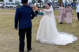 新娘扔捧花伴娘集体闪避伴娘：我以为总有人会接图片