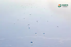 穿云破雾 神兵天降：空降兵某旅“雷神”突击队开展伞降训练图片