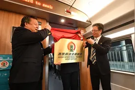 高铁移动主题邮局亮相京张高铁列车，旅客可在列车上投递明信片图片