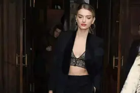 “内衣外穿”，纯欲女王穿搭指南图片