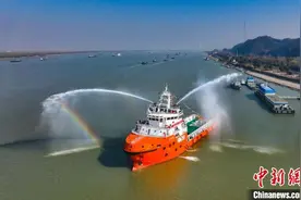 江苏沿海最大马力多用途应急救援拖轮“苏海01”入列图片