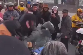 疑因想买新手机未果女孩对母亲动手，目击者：多人曾劝阻，民警有安抚图片