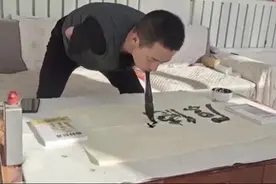 Qing听丨39岁小伙双臂缺失成艺术团团长 口含毛笔写书法走红网络图片