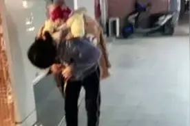 疑似想为丈夫减轻负担 女子背着3个月宝宝半夜捡拾烂菜叶图片