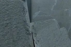 济南一业主装修房子后发现卫生间瓷砖断裂 手一碰哗哗掉灰图片