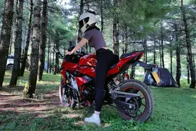 追寻「风与自由」的机车女孩图片