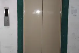 不堪重负！老楼电梯一部停运一部过载，居民一天两度被困图片