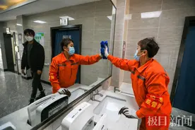 “荷叶”小便斗不用水冲，负压系统“吸”走异味，江夏区172座智慧公厕提档升级开放图片