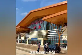 中国博主在老挝乘火车，满满“中国元素”惊呆网友：连石墩都“原汁原味”图片