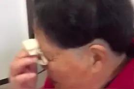 大妈嫌丈夫给自己理发太丑离家出走，边生气边哭：我没有脸面见亲朋好友了图片