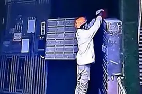 外卖员被差评，疑似在顾客家门口小便报复，顾客：十分气愤，已报警图片