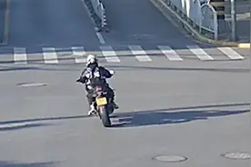 为听澎湃声浪男子花11万买摩托 噪音扰民被罚只能推行……图片