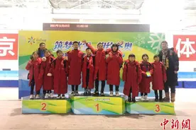 南方轮滑小将勇闯北方冰场“轮转冰”撑起“滑冰梦”图片