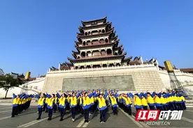 湘江边万楼下，湘潭百名少先队员小记者诵读毛泽东诗词图片