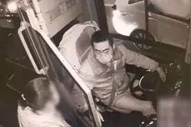 迷路女孩趴在公交车边写作业，被司机请上了车……图片