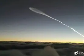 万米高空偶遇夕阳伴火箭云 高空之境的美图片