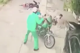 比特犬突然发狂，挣脱铁链狠咬老人！狗主人拉都拉不住……图片