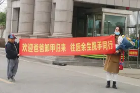 朗吧丨军娃接爸爸回家，爸爸却哭了图片