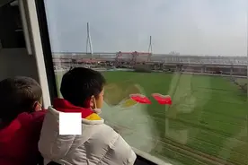 打卡武汉最美观江地铁线：16号线经沌口长江大桥时，阳光照射江面