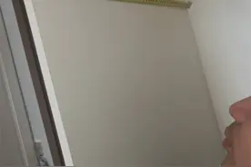 记者调查丨南宁一市民发现订制的衣柜内深“缩水”，商家称要连门和背板一起量图片