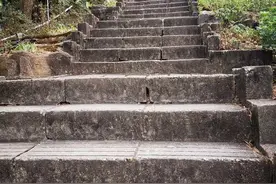 雨中登山观十峰图片