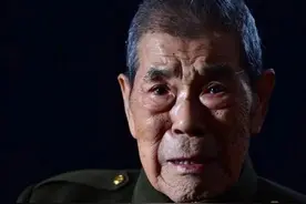 他吃苹果的时候，总是小口小口吃……图片