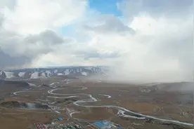 航拍穿云 雪后云海奇观图片