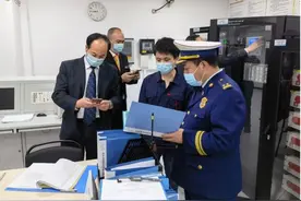 广东多地开展消防安全夜查行动 排查隐患保障民众安全图片