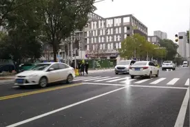 东湖高新区两条道路改造后通车图片