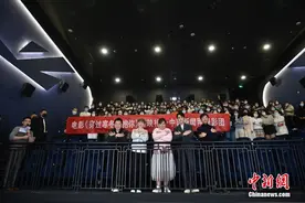 《穿过寒冬拥抱你》首映 黄渤贾玲领跑贺岁档图片