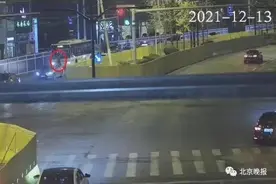 没赶上公交，女子竟挡在车前玩20分钟手机！警方：拘图片