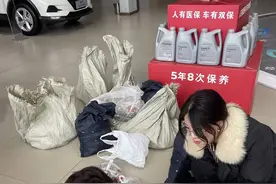 拉硬币的车胎都瘪了！资阳男子带12万元硬币买车 4S店：数钱数到手抽筋图片