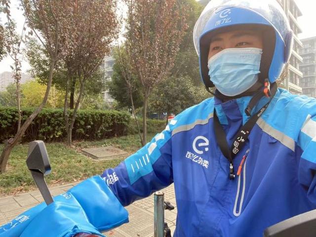 蜂鸟众包必须买冬装夏装吗（降温天外卖订单增五成 加绒内衣冲锋衣成了外卖小哥标配）