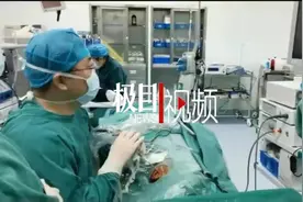 男子长期戴耳机听歌睡觉，竟出现神经性耳聋，医生：连续使用耳机听歌别超过60分钟图片