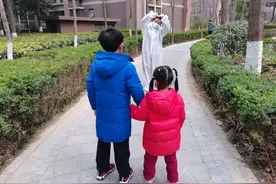 真想上前拥抱你们，却只能隔空“比心”……图片