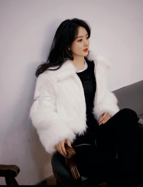 34岁赵丽颖为新剧增肥,模样大变认不出,保持圆润敬业拍戏推掉红毯