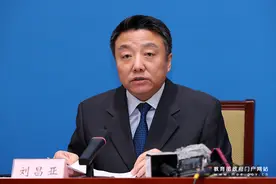 中小学生因厕所脏臭憋大便，因厕所拥挤而上课迟到？教育部回应图片