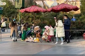 数千名游客凌晨排队抢货 上海迪士尼的玩偶真的这么香？图片