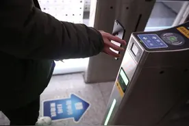 上海市民凭随申码可乘公交、轮渡，试点用户还可乘部分地铁图片