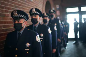 美国纽约一个月1800名警察感染新冠 6000多名警察因病缺勤图片