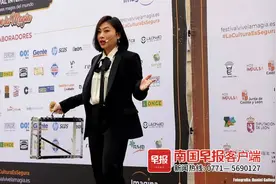 在西班牙的华人女魔术师，“艺术会给观众带来希望，不是吗？”丨请回答2022图片