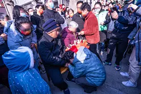 离散半个多世纪寻亲13年，“三妹”终于奔向亲生父母图片