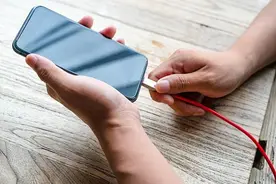 手机充电到100%再拔？错！这些充电习惯会加快电池报废速度图片