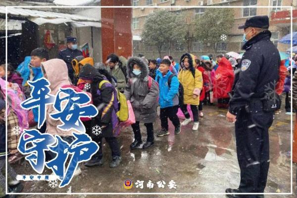 深夜女子轻生跳楼！黑夜中，他们果断出手……