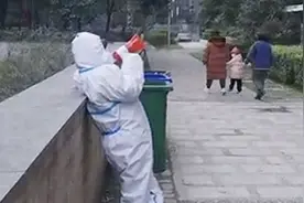 西安防疫人员唱民歌提醒小区居民测核酸 网友：乐观是生活的解药图片