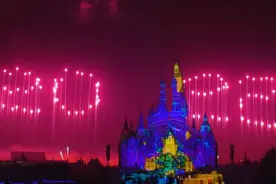 点亮“2022”！上海迪士尼乐园上演新年璀璨烟花视频封面
